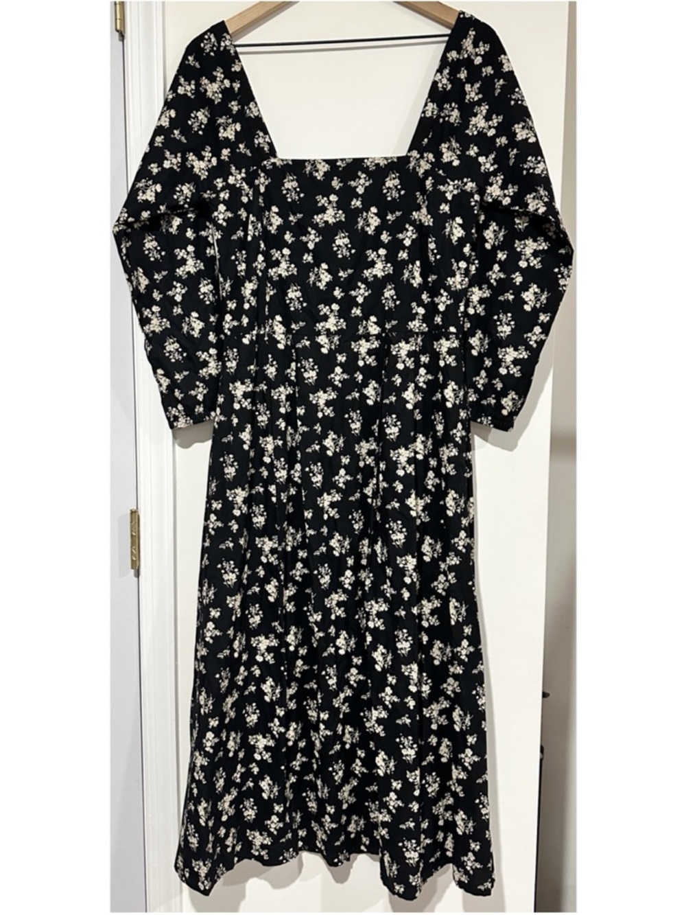 VETTA Black Floral Long-Sleeve Square-Neck Midi Dress - Picture 5 of 11